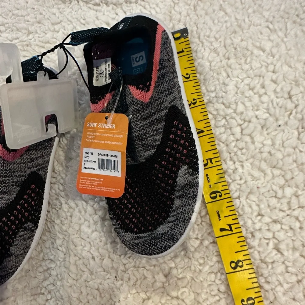 Speedo‎ Junior surf strider Water Shoes Black, gray, coral NWT small (11-12)
